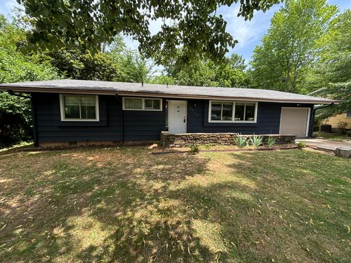 Stylish 3 Bedroom Home with Private Yard Near the University! – photo 1