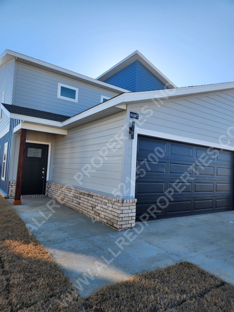 Bentonville Multiplex: 1609 SW Casuarina Dr