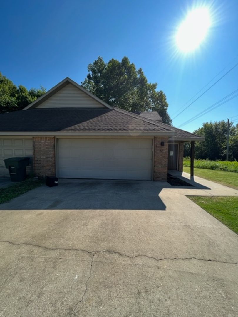 Fayetteville Apartment: 50-52 S Ray