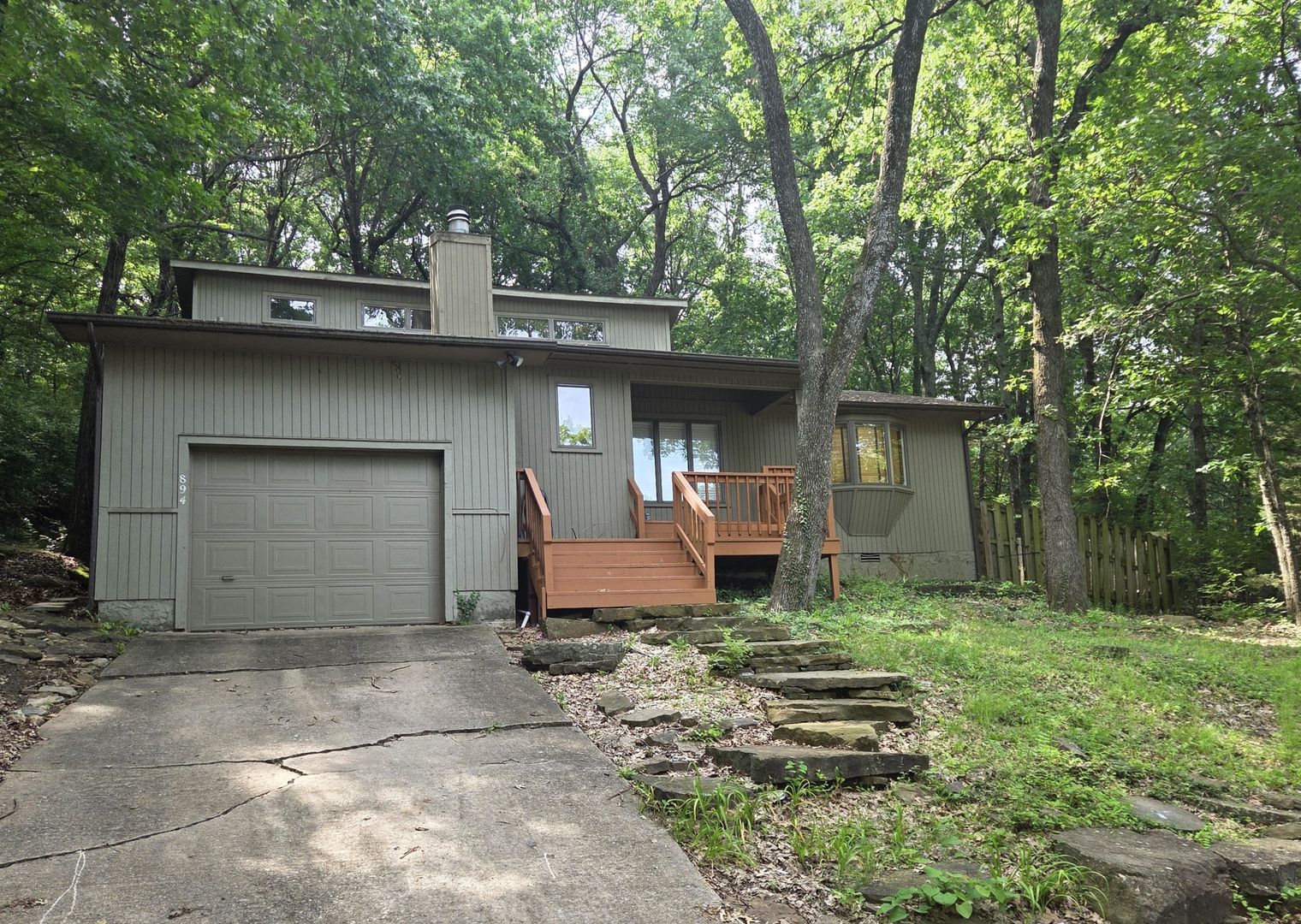 Fayetteville House: 894 N. Lewis Ave