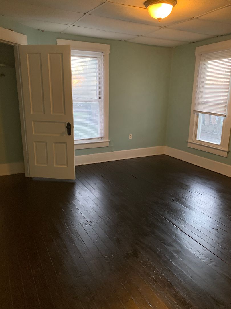 Middletown House: 2007 Logan Ave
