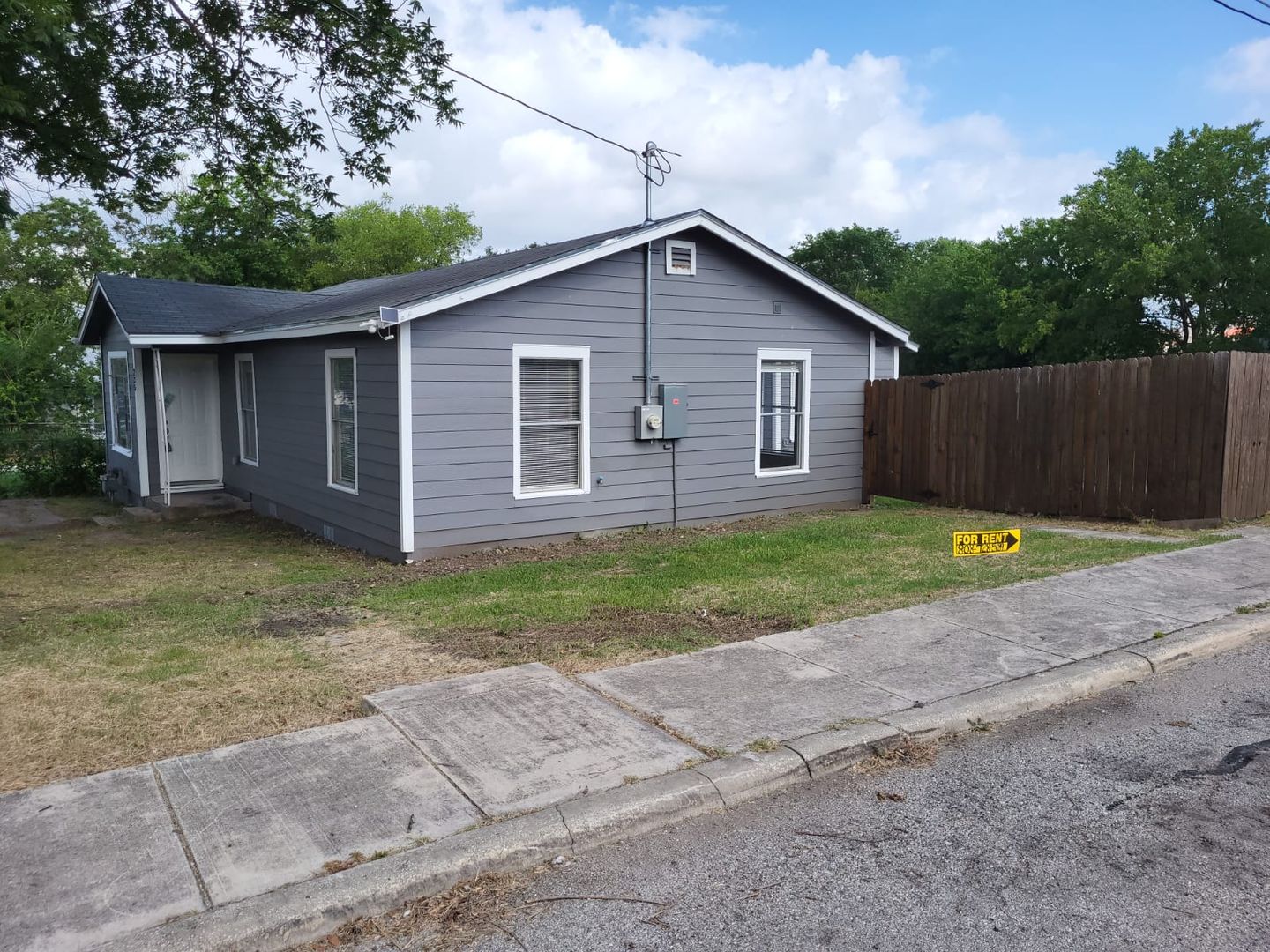 San Antonio House: 235 Bee St