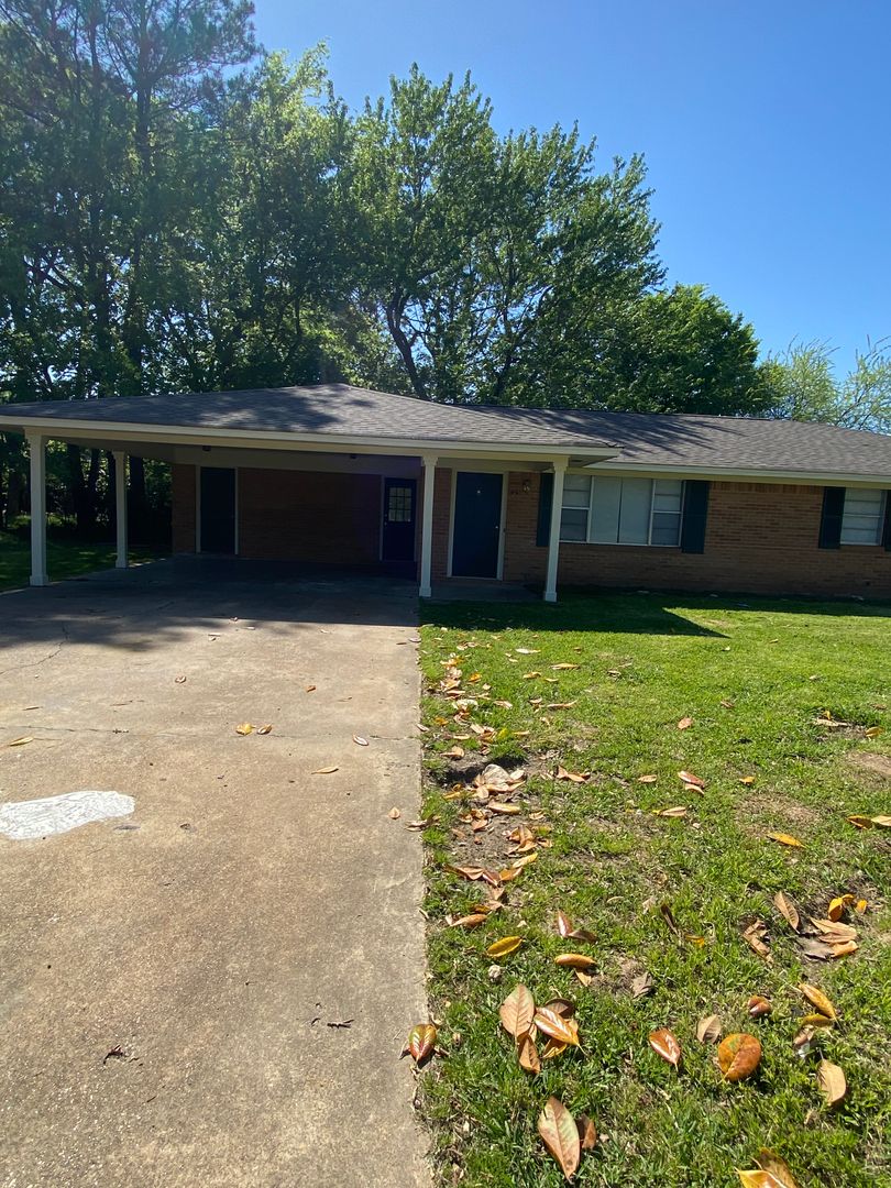 Tupelo House: 451 S. Thomas Street