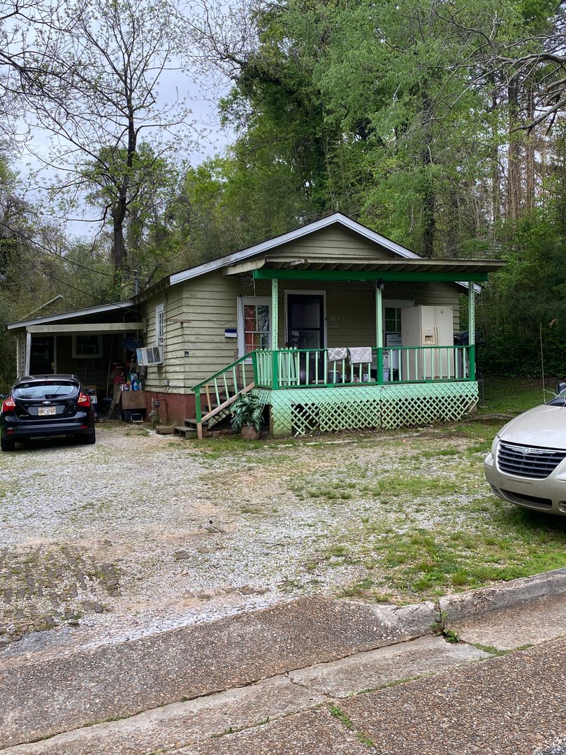 New Albany House: 404 Glade St