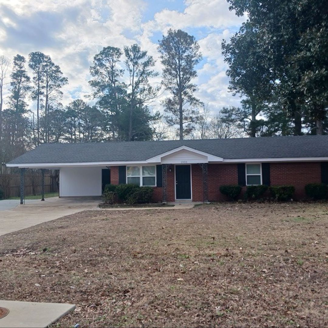 Tupelo House: 1933 S. Eason Blvd