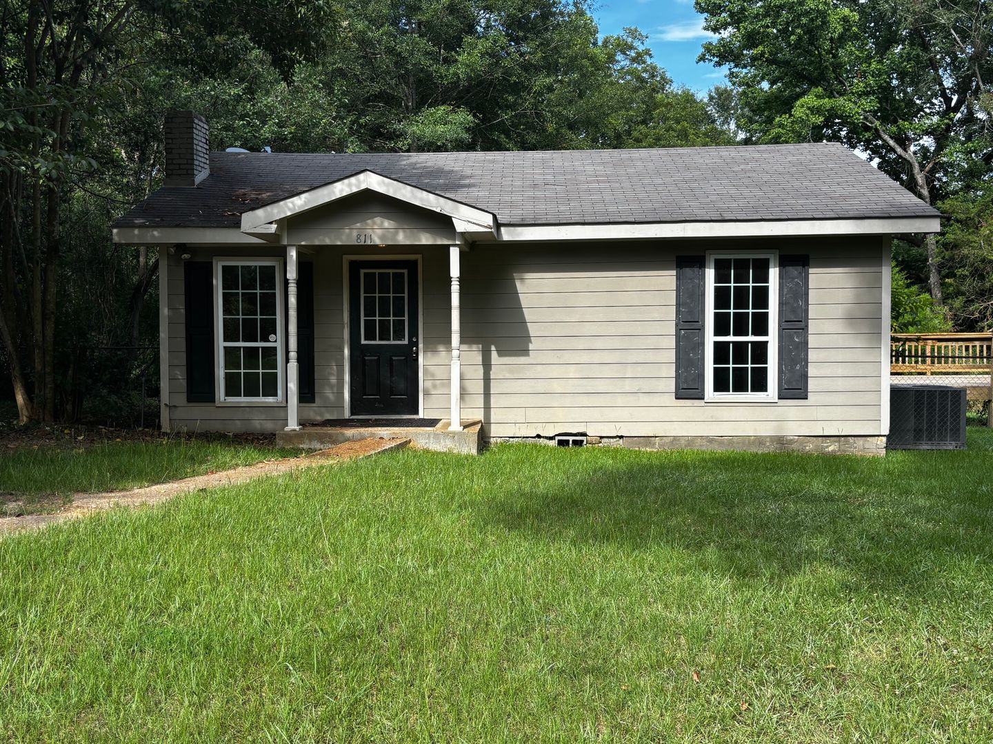 Brandon House: 811 College Street S