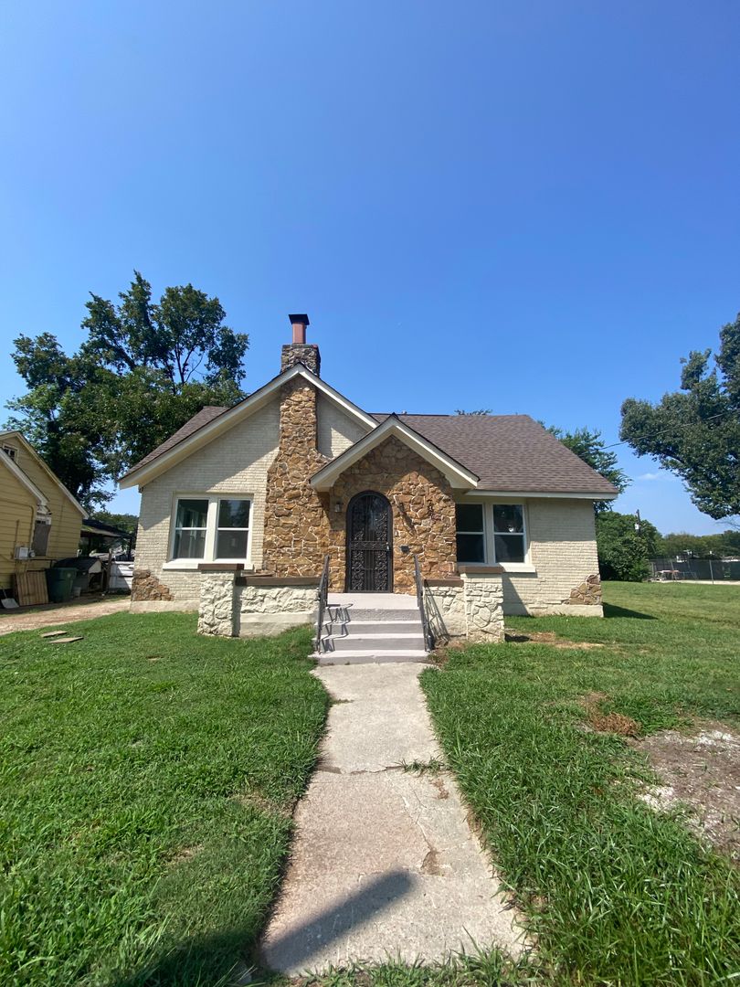 Memphis House: 797 N Merton St