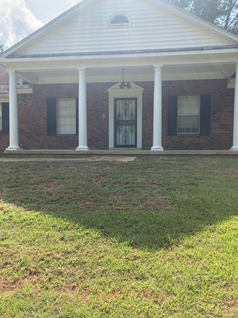 Olive Branch House: 144 Vaughn Lane