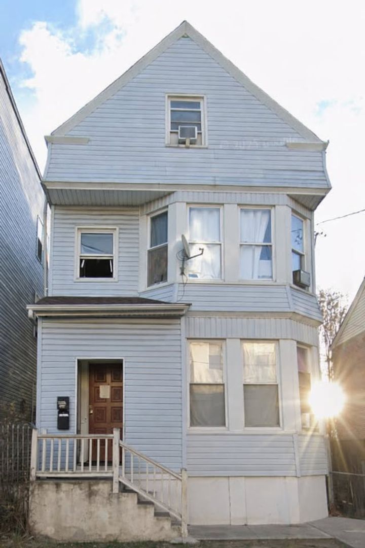 Newark Apartment: 118 Ridgewood Ave