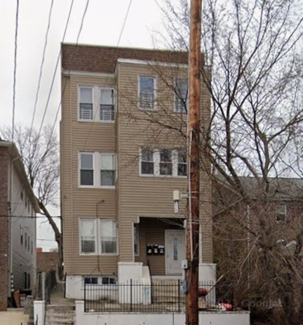 Newark Apartment: 319 irvine turner blvd