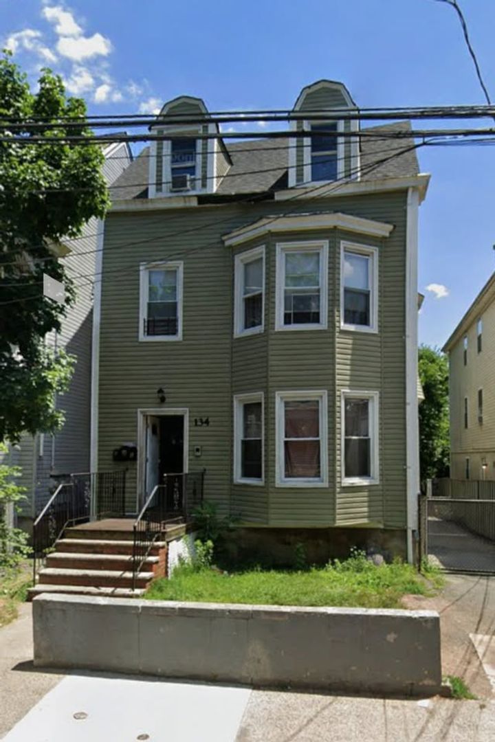 Newark Apartment: 134 seymour ave