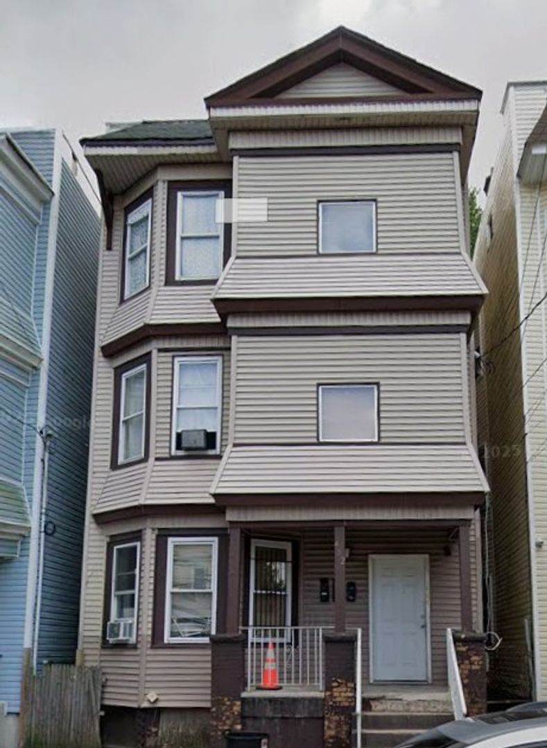 Newark Apartment: 482 Avon
