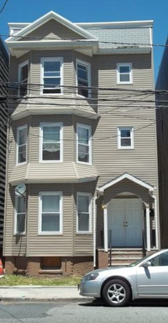 Newark Apartment: 483 Avon