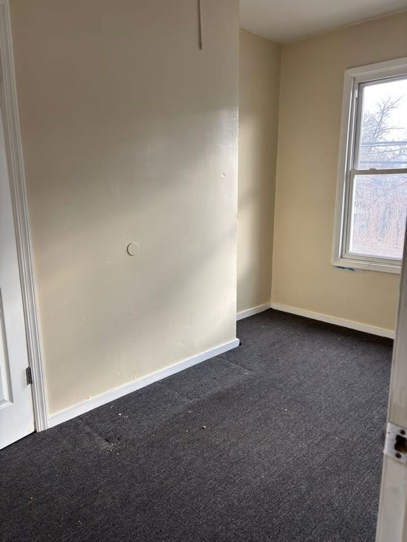 Paterson Apartment: 32 Hillman St