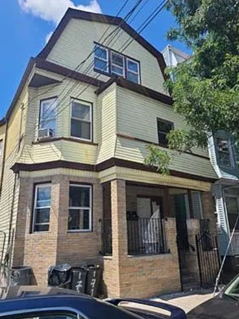 Newark Apartment: 171 S 10TH