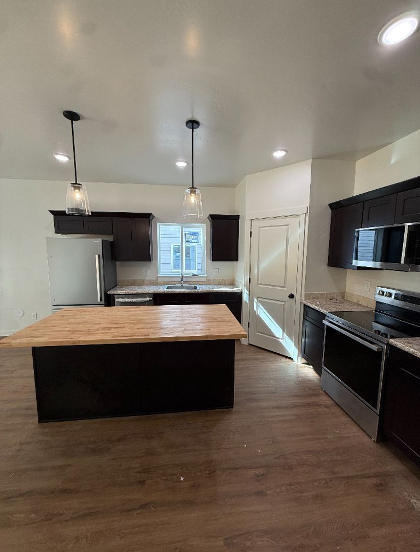 Bellevue Apartment: 608 6th St N