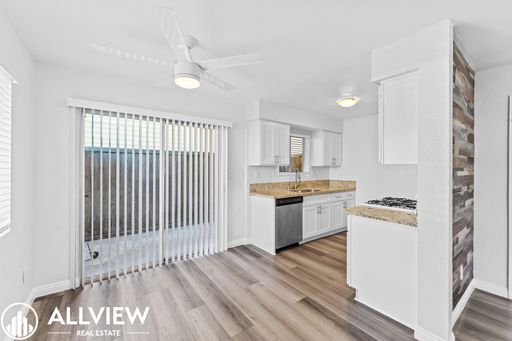 Beautiful Coastal Apartment Located in the Heart of Huntington Beach! – photo 1