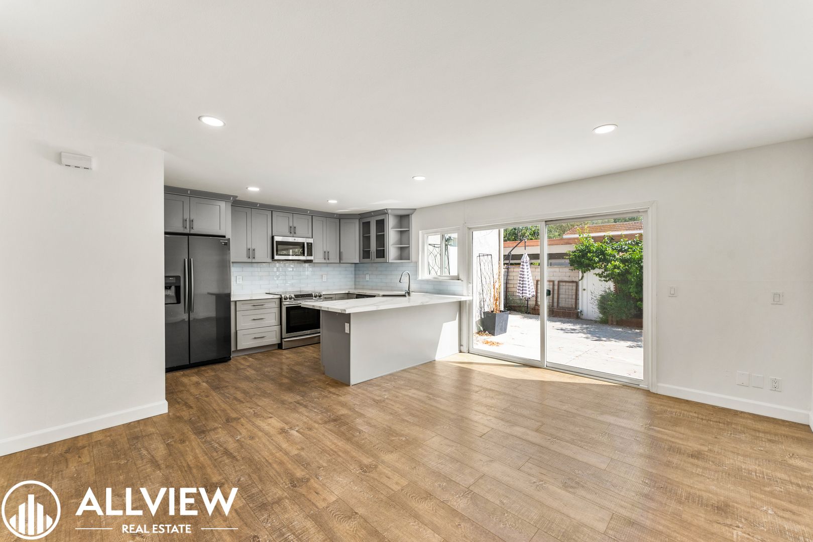 Lake Forest House: 21926 Lakeland Avenue