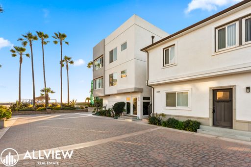 *Move-In Special: $1000 OFF One Month’s Rent!* Charming 2 Bedroom Coastal Retreat with Direct Beach Access – Surfside, CA