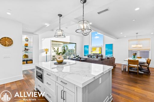 Gorgeous 3 bed 3.5 bathroom home available month to month in the highly desired city of Corona Del Mar.