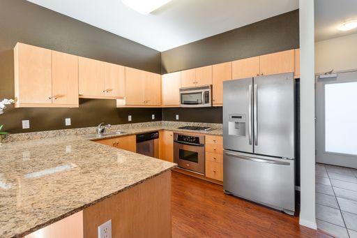 Spacious 2 Bedroom, 2 Bathroom Loft in Historic Downtown Anaheim – photo 1