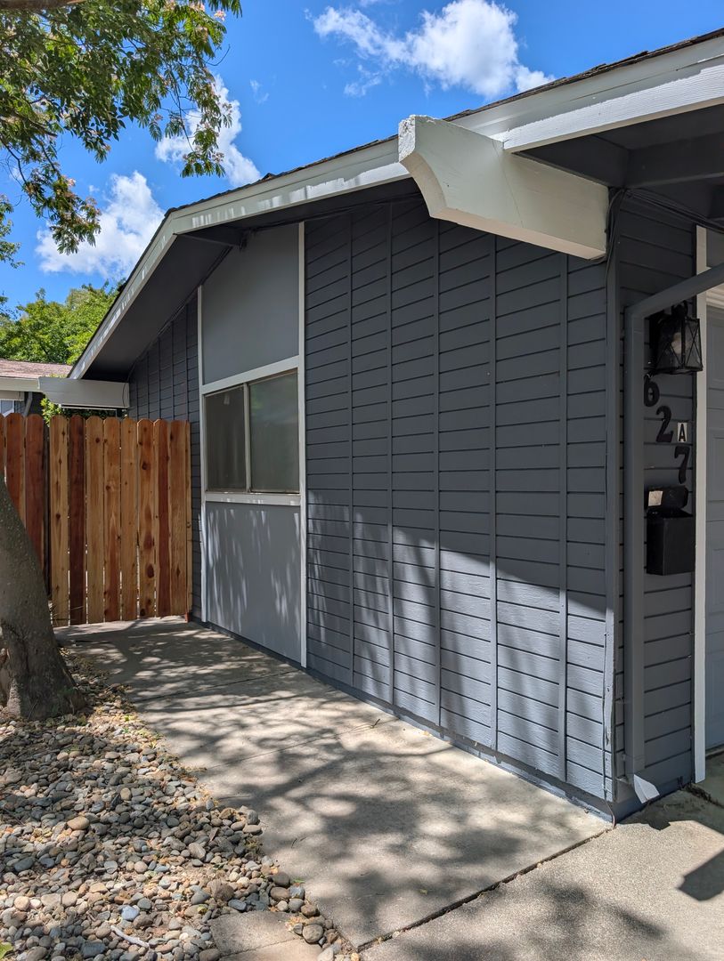 Davis Apartment: 627 Arthur Street