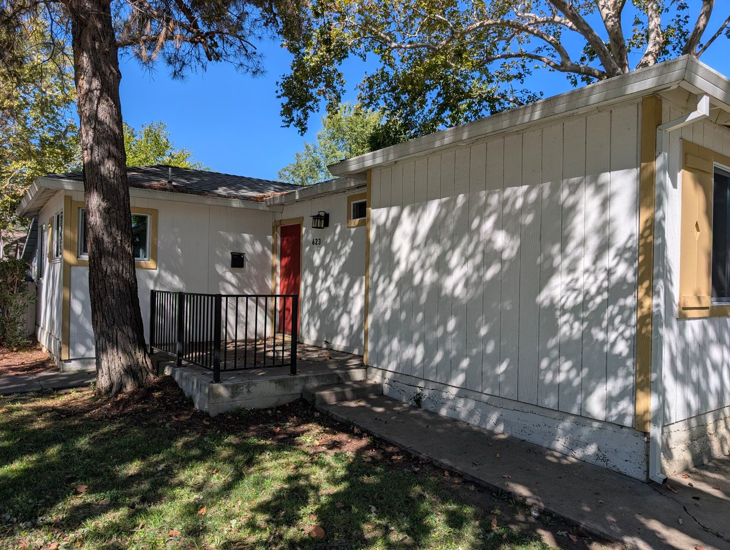 Davis Apartment: 623/619 5th