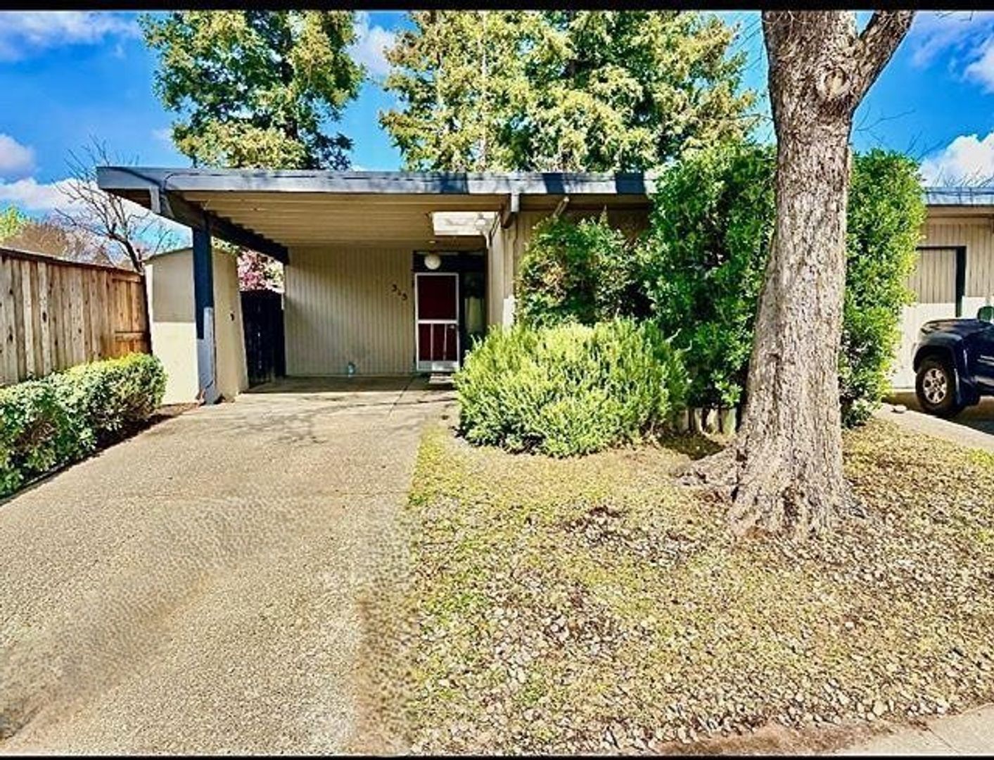 Davis House: 315 Hidalgo Place