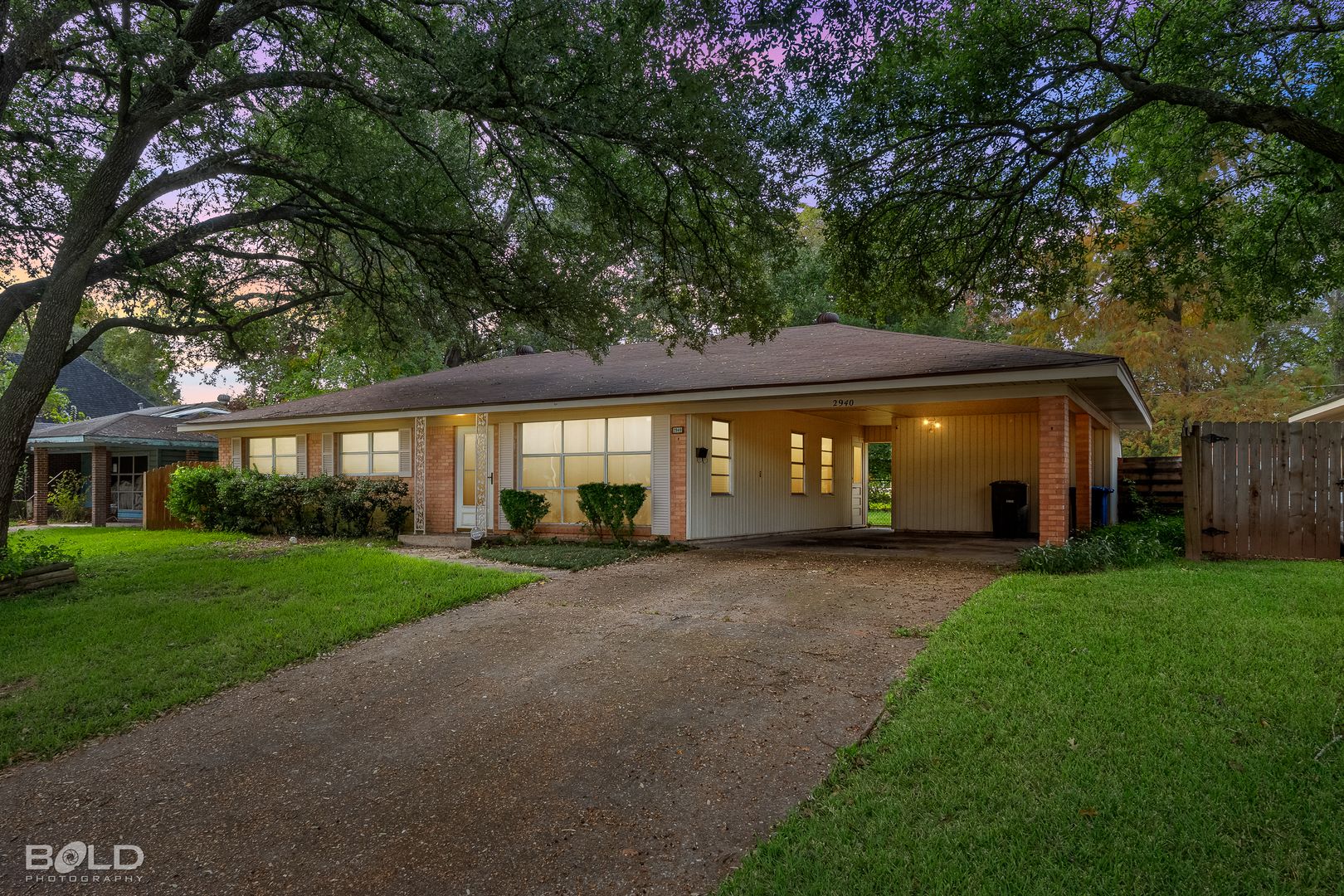 Shreveport House: 2940 West Cavett Drive