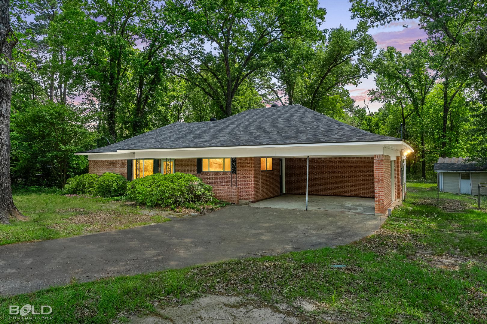 Shreveport House: 6119 Bradford Drive