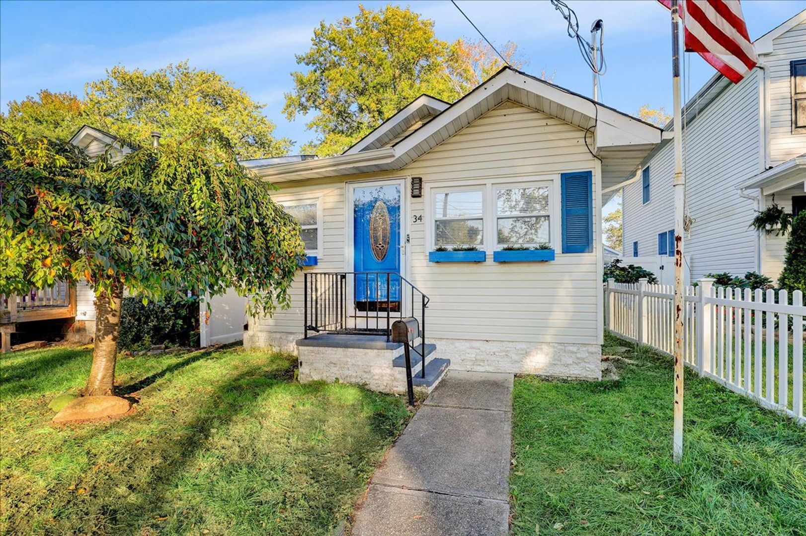 North Middletown House: 34 Shoreland Terrace