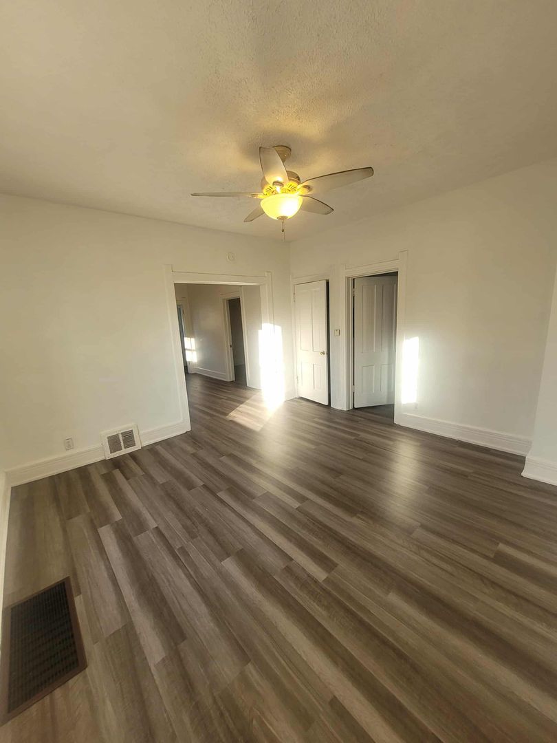 Bowling Green House: 117 E Reed