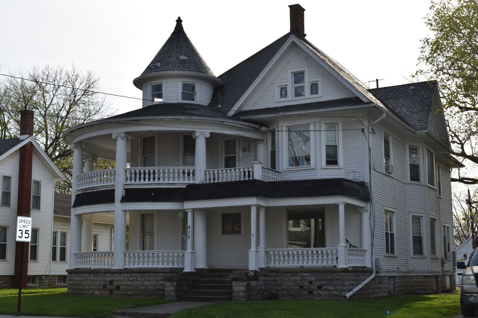 Bowling Green Apartment: 410 S. Main