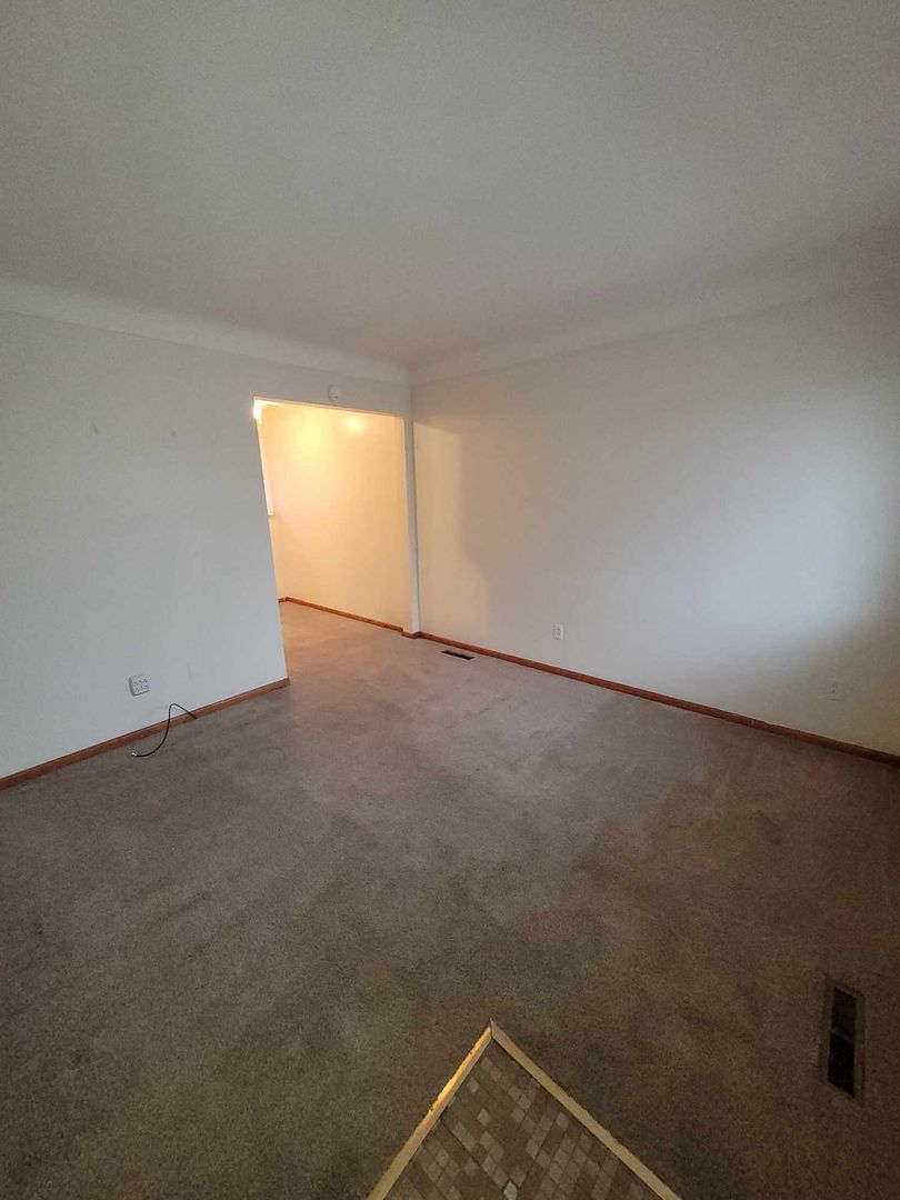 Bowling Green Apartment: 317 Manville