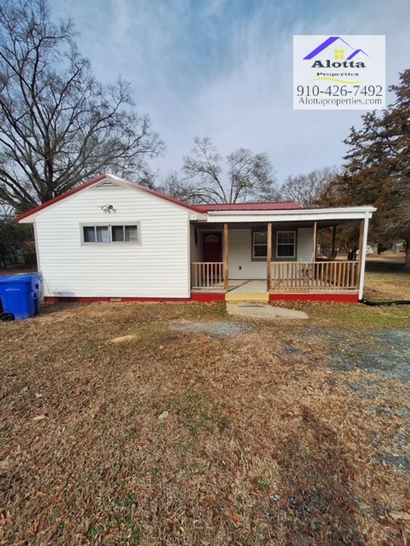 Fayetteville House: 122 Douglas St