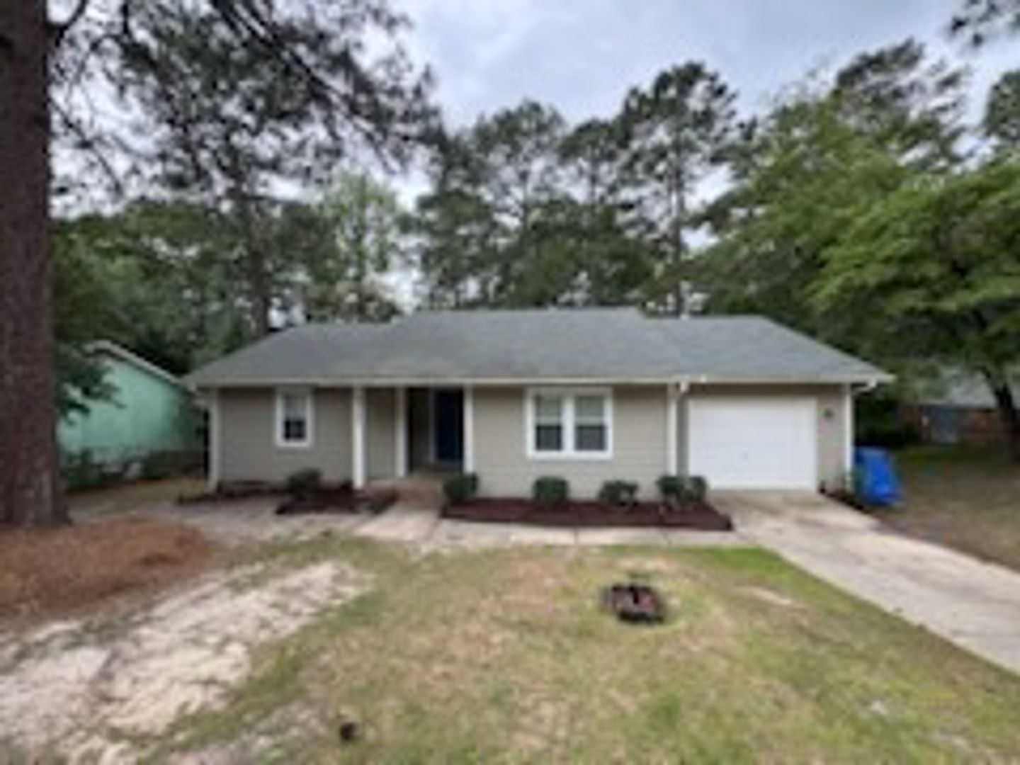 Fayetteville House: 9329 Castle Falls Circle