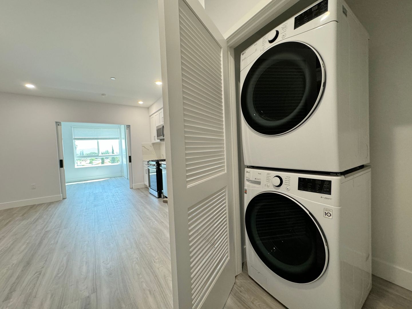 North Hollywood Apartment: 11848 Vanowen St