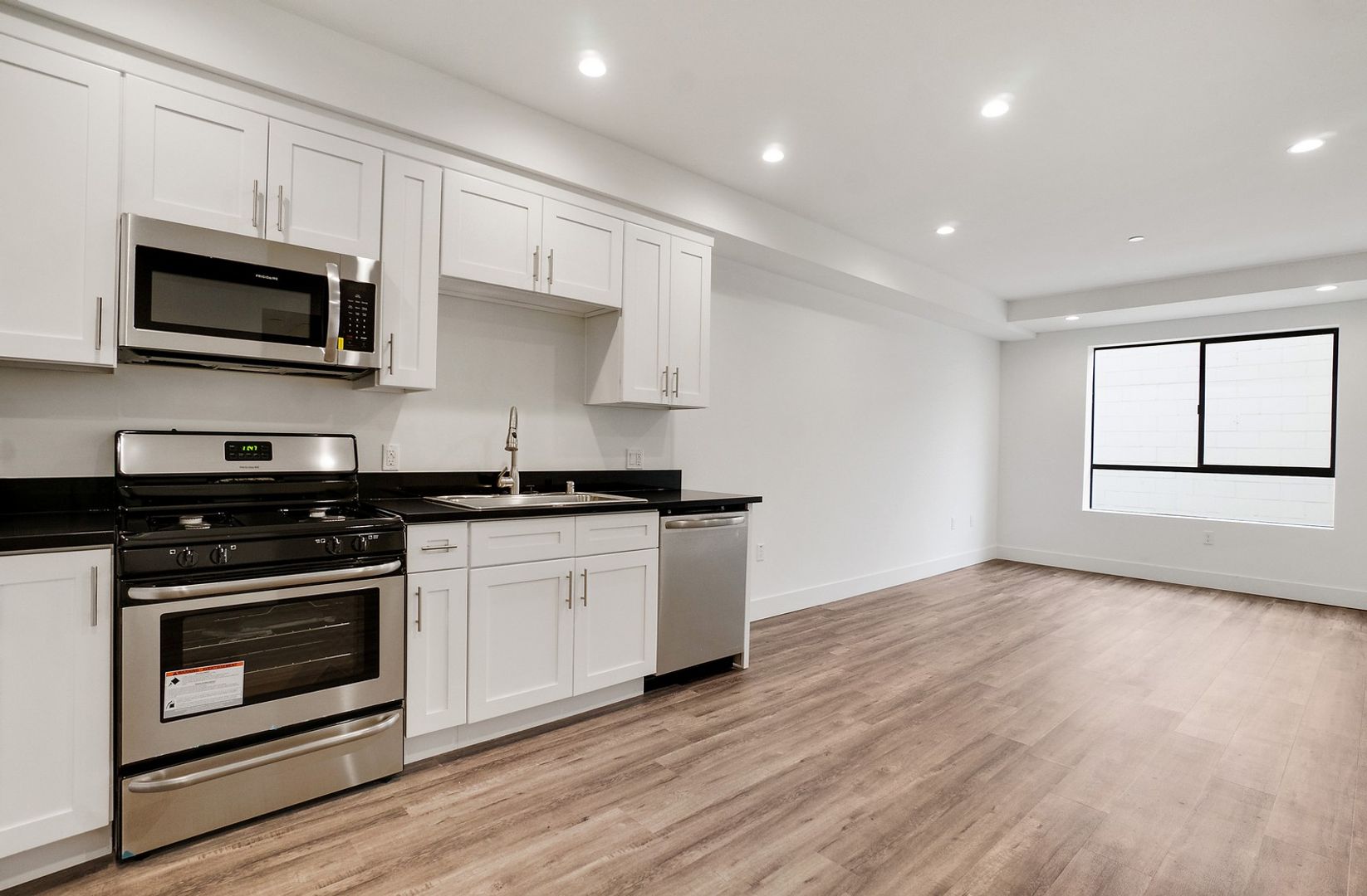 Panorama City Apartment: 15157 Roscoe Blvd