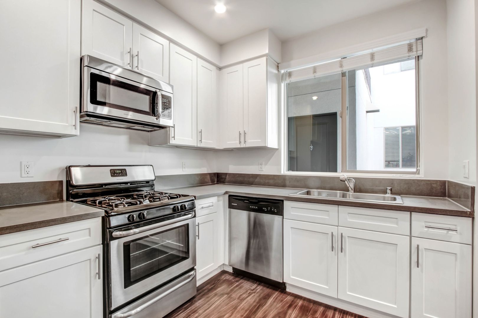 North Hollywood Apartment: 12160 Hart St