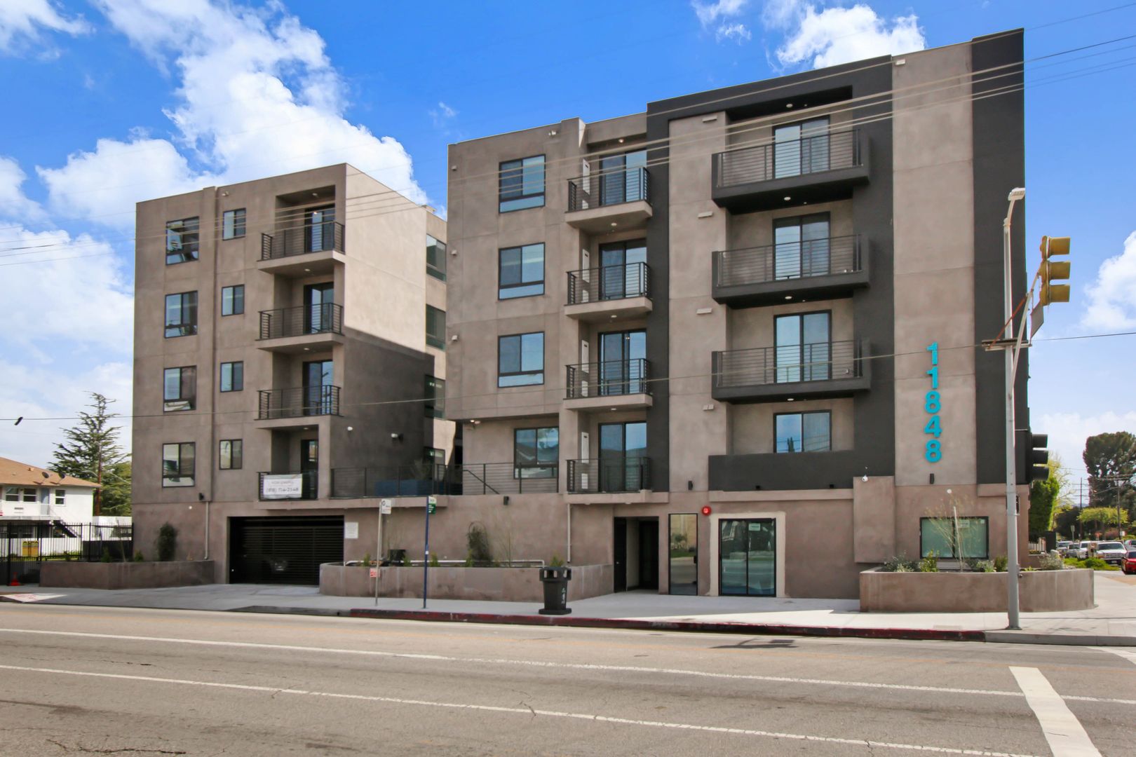 North Hollywood Apartment: 11848 Vanowen St