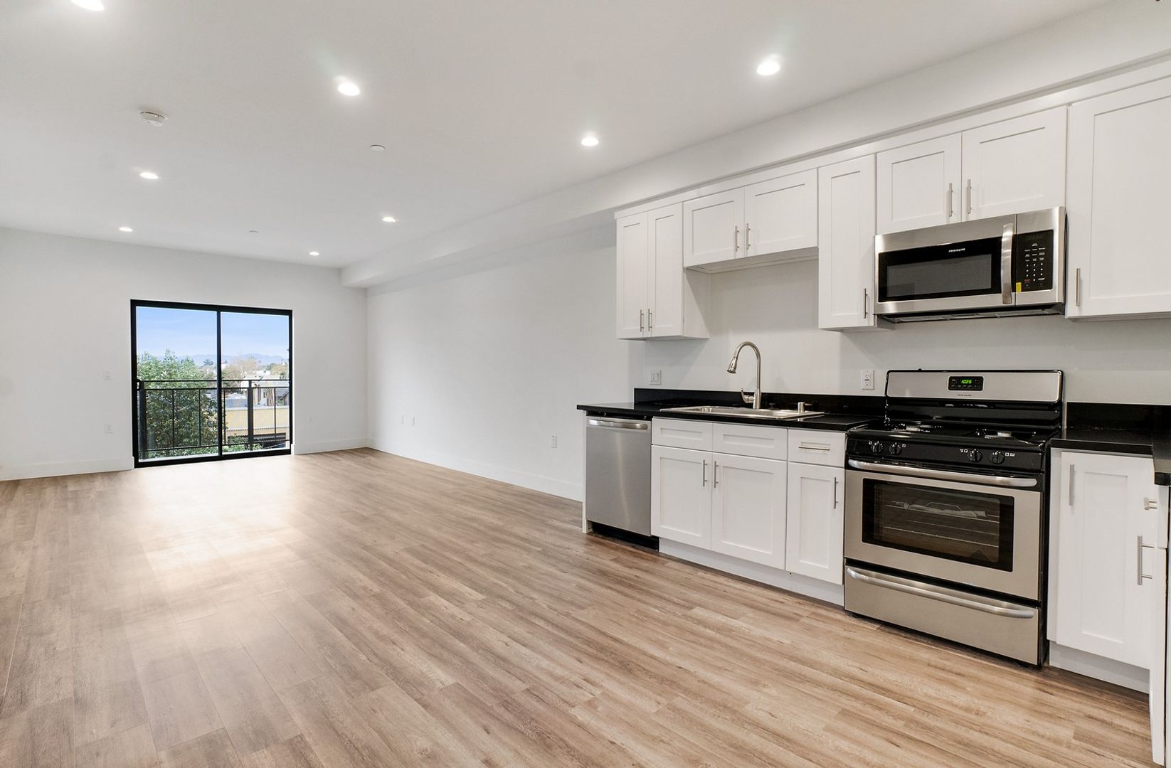 Panorama City Apartment: 15157 Roscoe Blvd