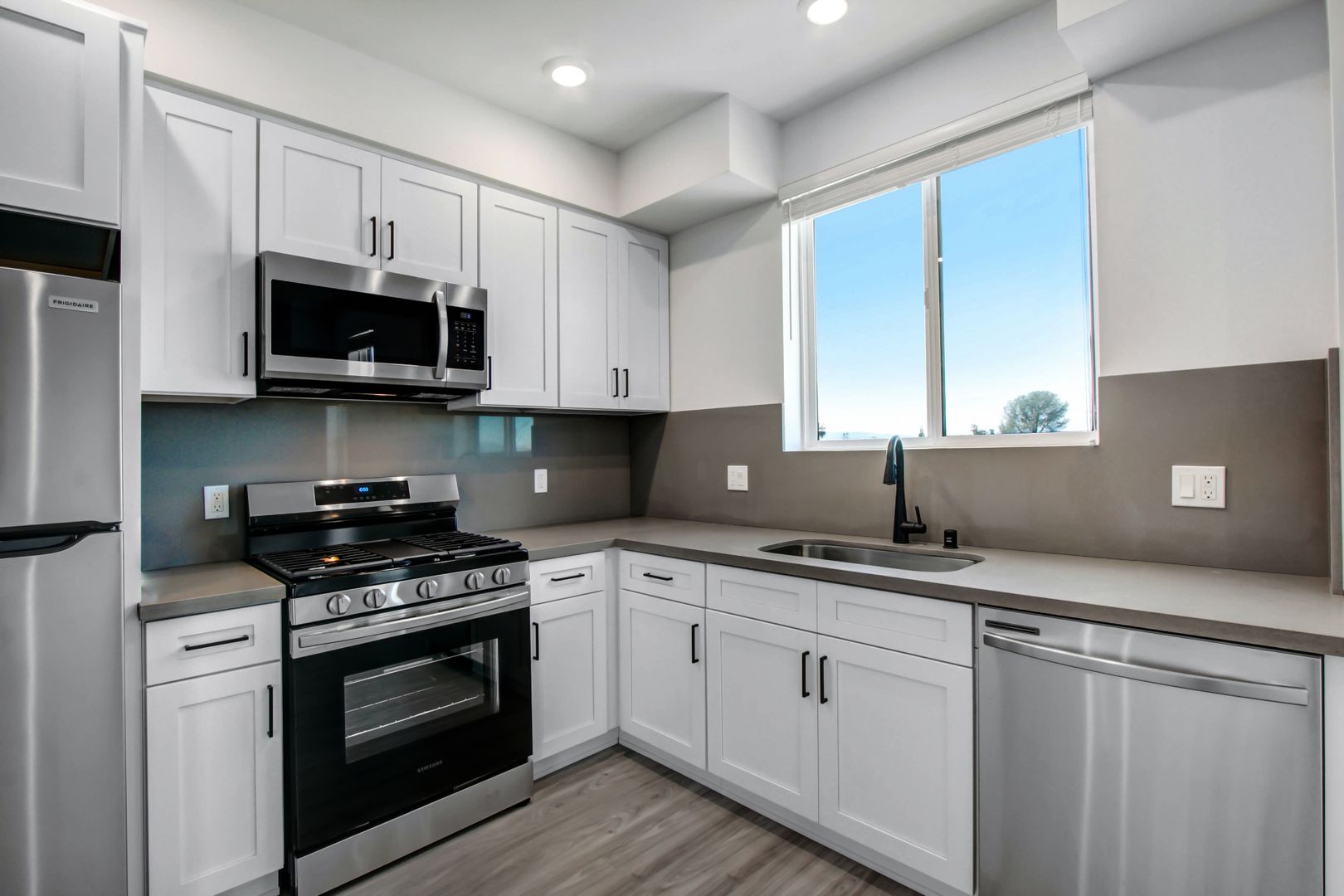 North Hollywood Apartment: 11848 Vanowen St