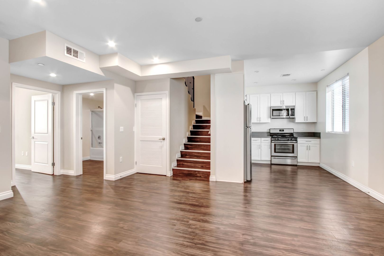 North Hollywood Apartment: 12160 Hart St