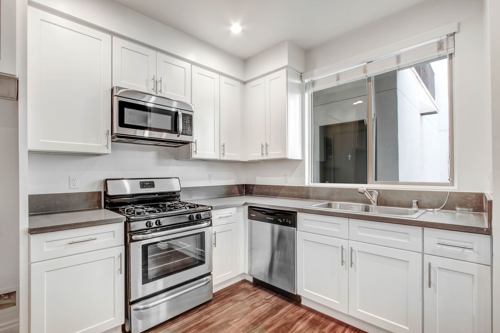 North Hollywood Apartment: 12160 Hart St