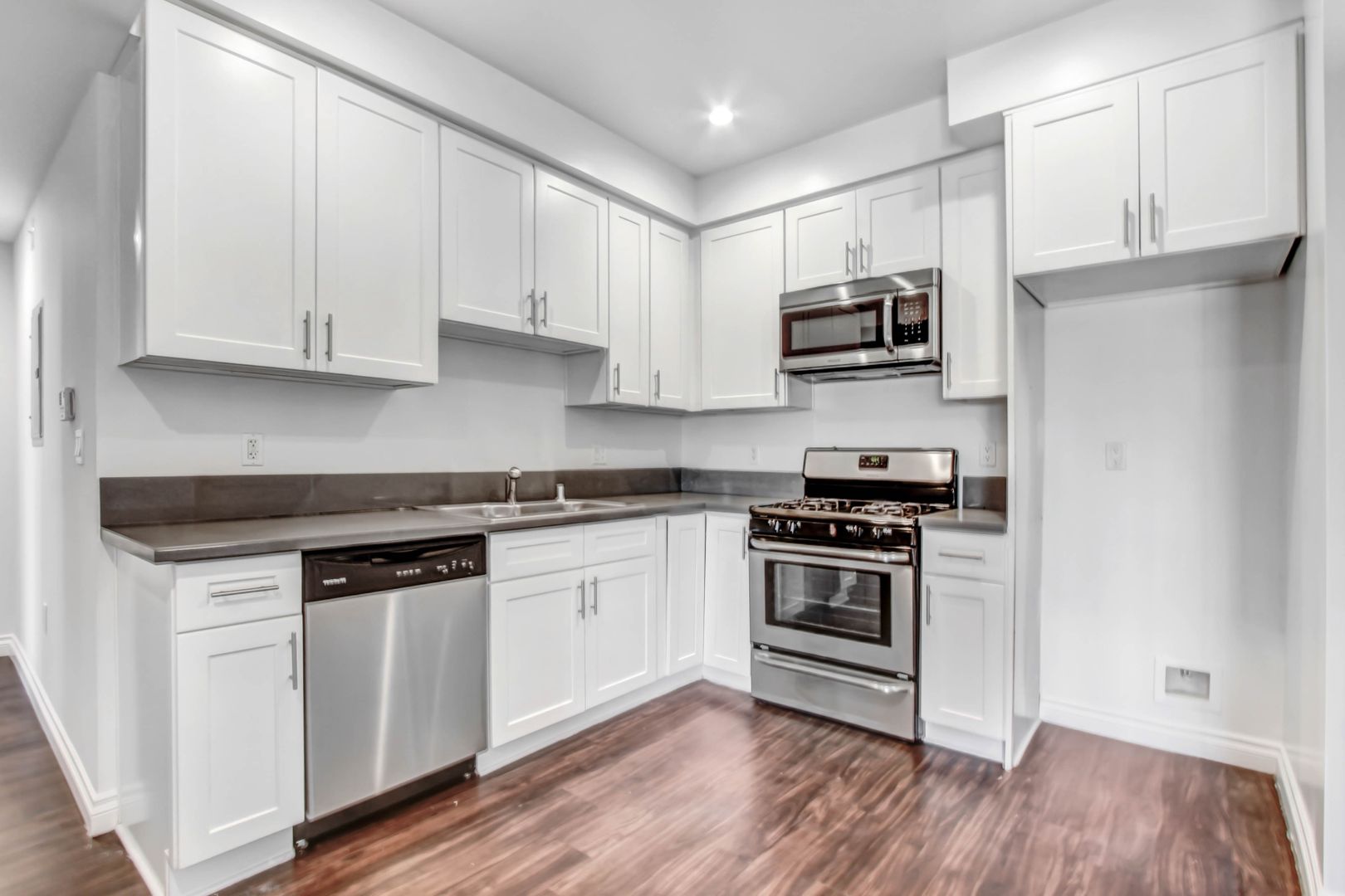 North Hollywood Apartment: 12160 Hart St