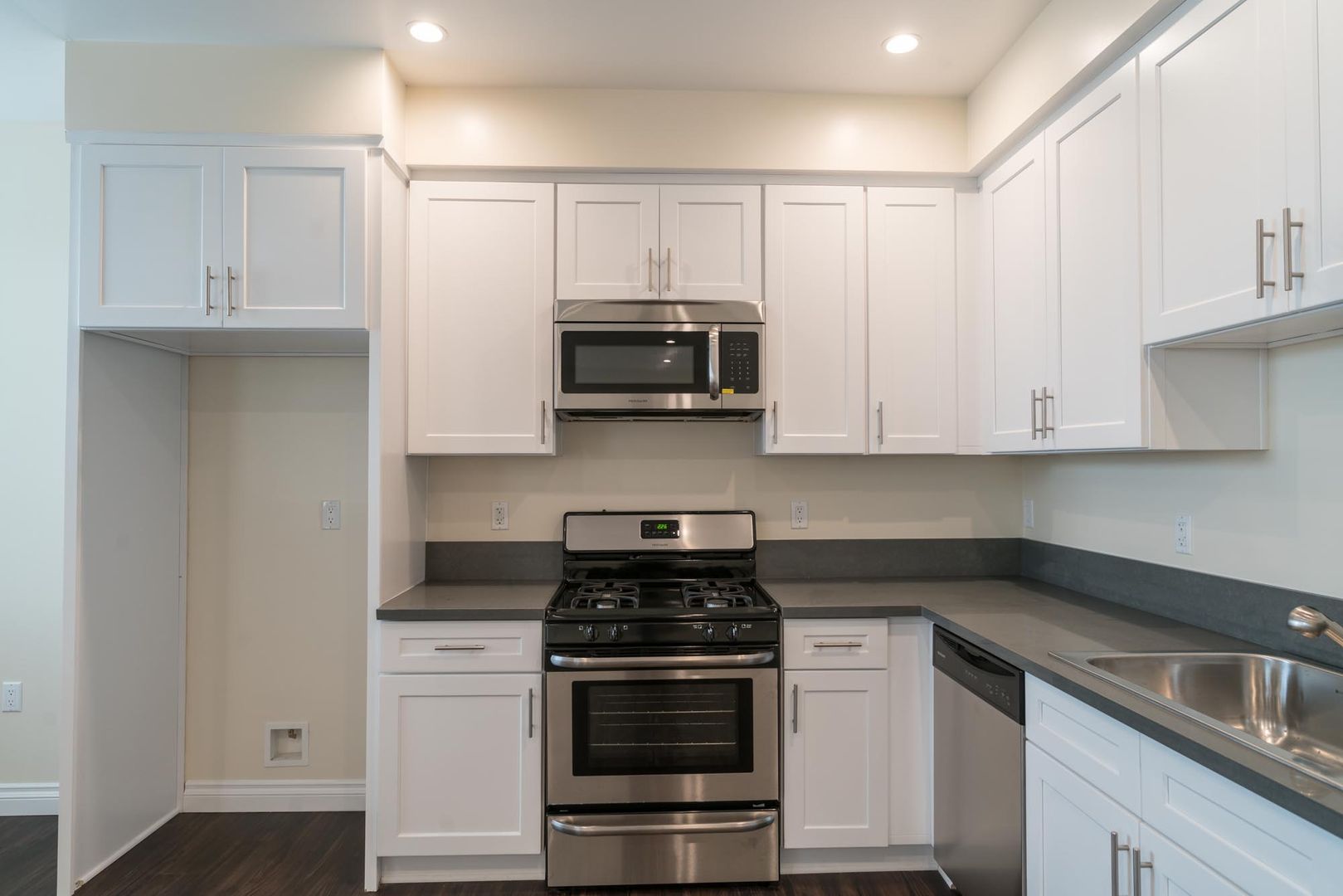 North Hollywood Apartment: 12160 Hart St