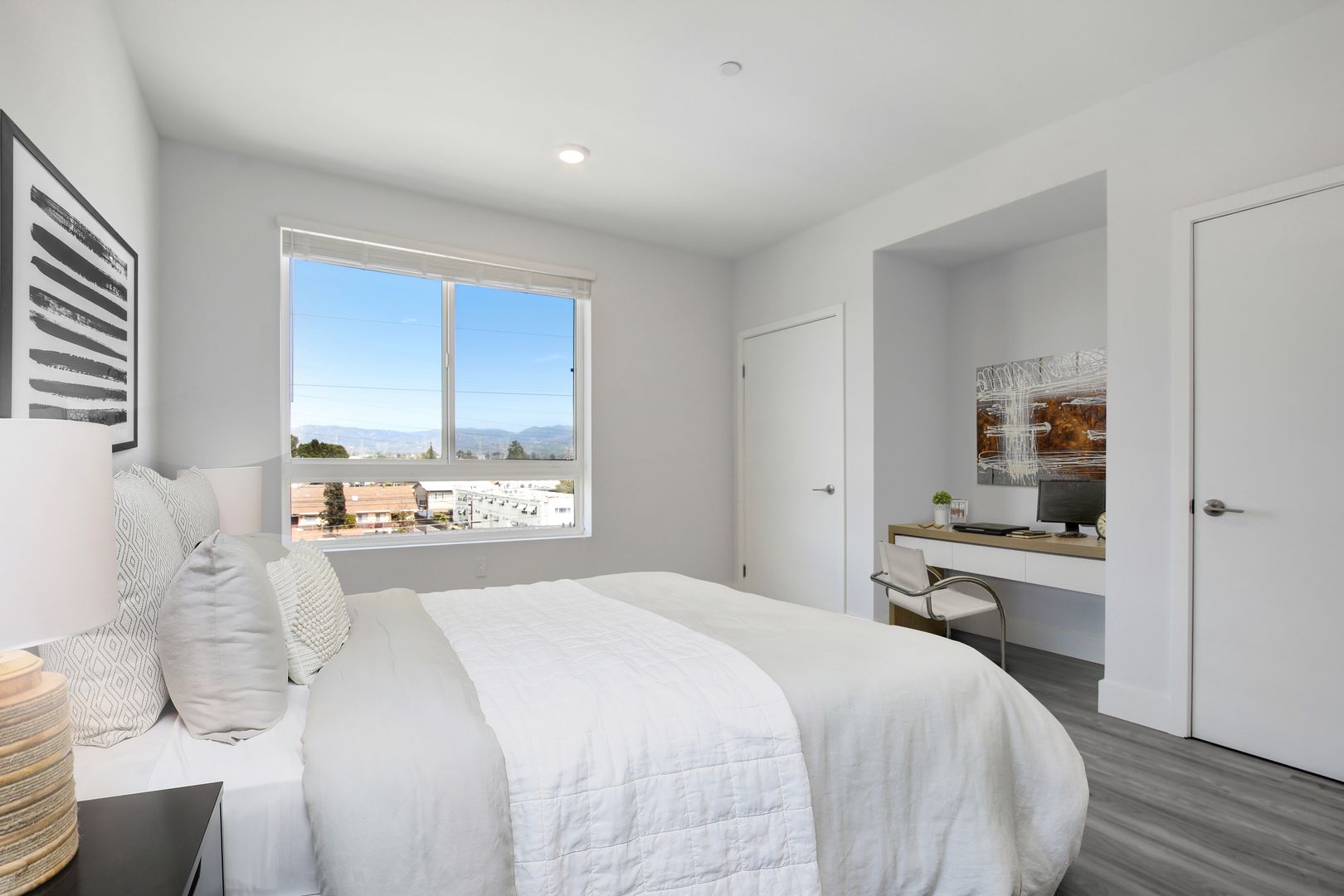 North Hollywood Apartment: 11848 Vanowen St