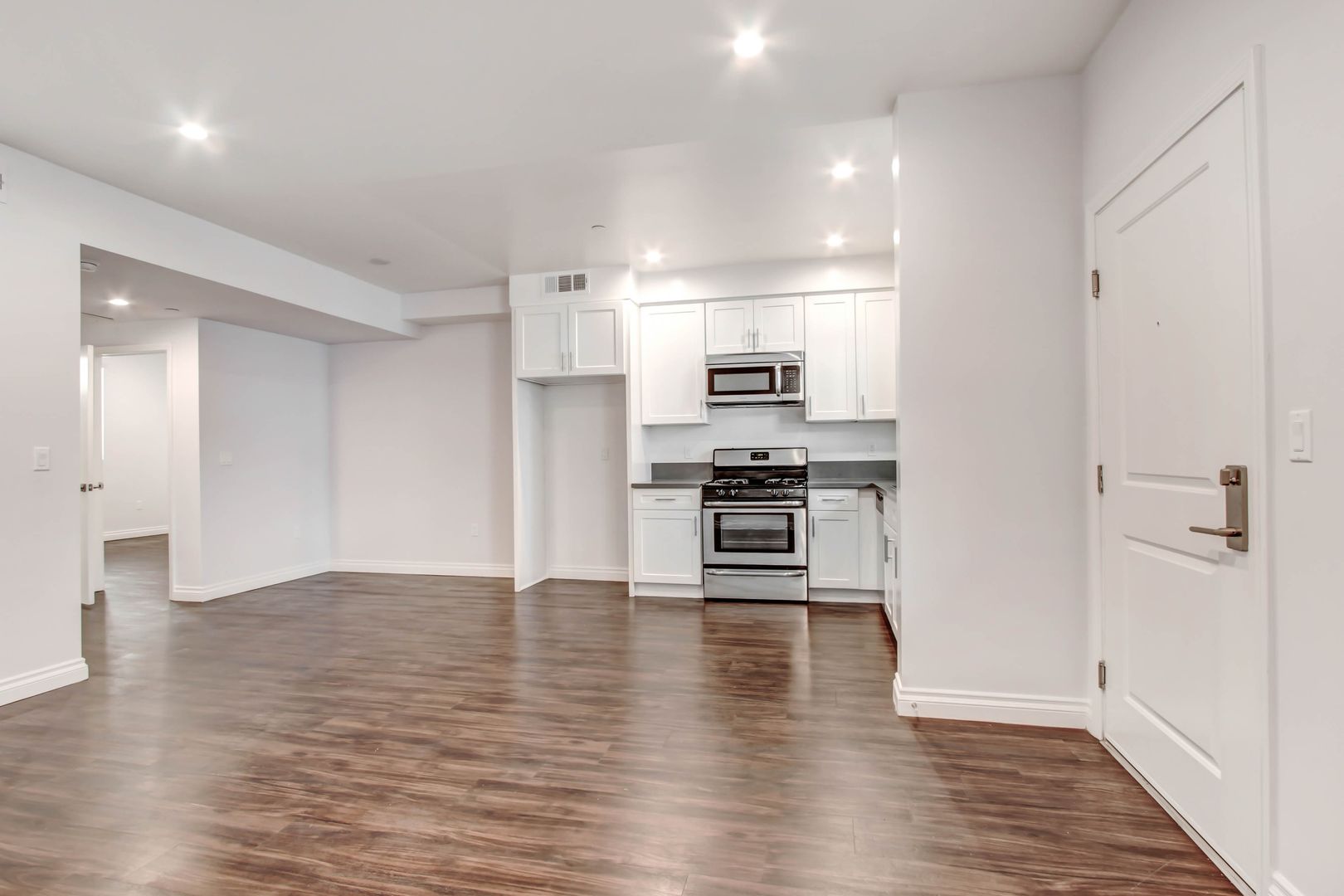 North Hollywood Apartment: 12160 Hart St