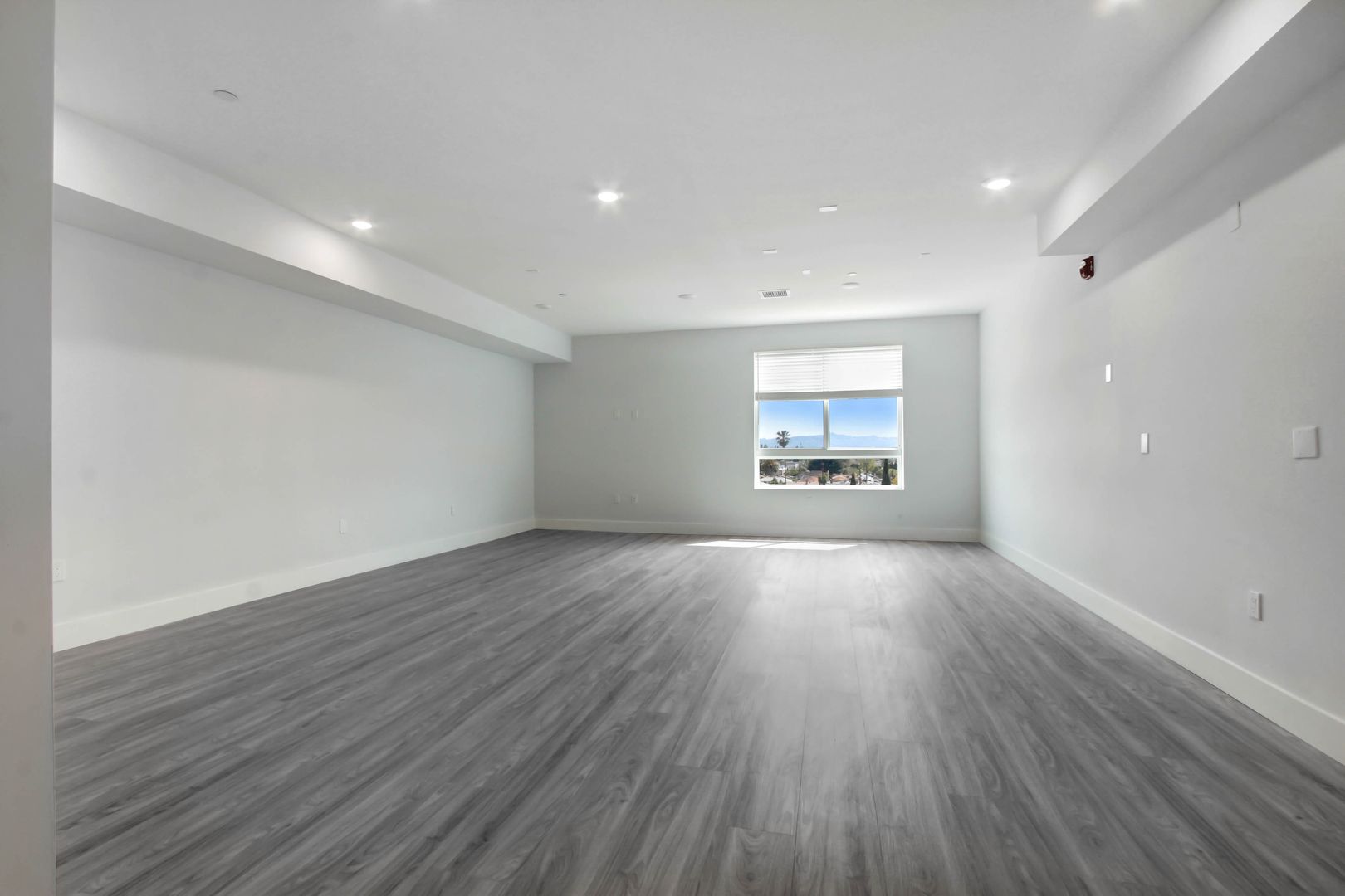 North Hollywood Apartment: 11848 Vanowen St