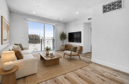 Top Floor Corner 2 Bed + 2 - Central AC, Washer/Dryer in Unit - MOVE IN SPECIAL – photo 1